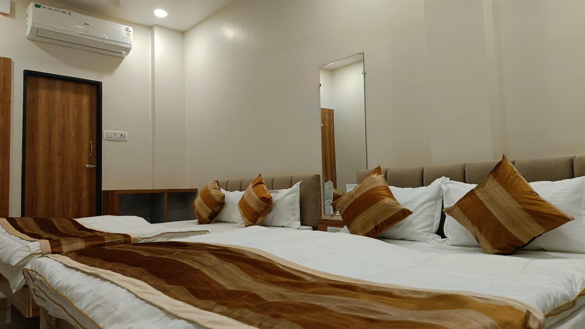 Shree Shyamraj Hotel ウッジャイン エクステリア 写真