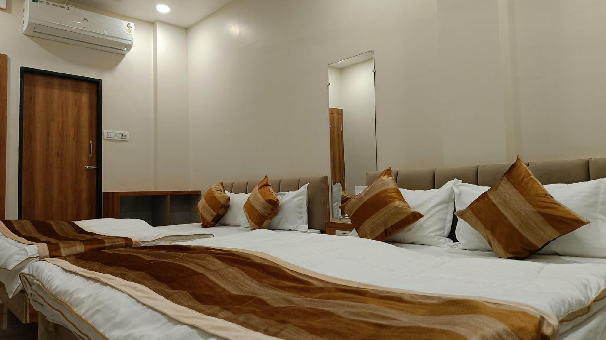 Shree Shyamraj Hotel ウッジャイン エクステリア 写真