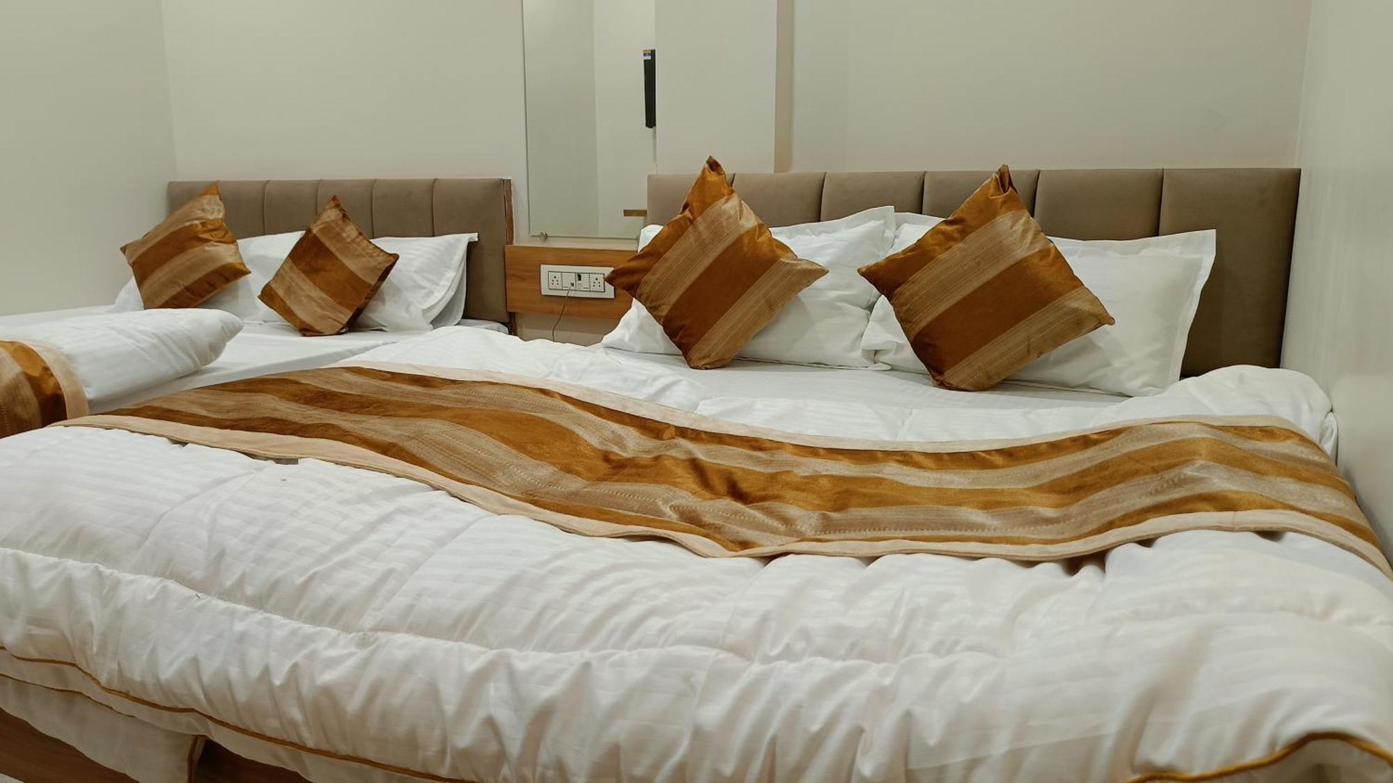 Shree Shyamraj Hotel ウッジャイン エクステリア 写真